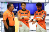 GP SINGAPORE, Zak Brown (USA), McLaren F1 Team Executive Director Lando Norris (GBR), McLaren F1 Team e Oscar Piastri (AUS), McLaren 
19.09.2024. Formula 1 World Championship, Rd 18, Singapore Grand Prix, Marina Bay Street Circuit, Singapore, Preparation Day.
- www.xpbimages.com, EMail: requests@xpbimages.com © Copyright: Charniaux / XPB Images