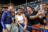 GP SINGAPORE, Franco Colapinto (ARG) Williams Racing with fans in the pits.

19.09.2024. Formula 1 World Championship, Rd 18, Singapore Grand Prix, Marina Bay Street Circuit, Singapore, Preparation Day.

- www.xpbimages.com, EMail: requests@xpbimages.com © Copyright: Batchelor / XPB Images