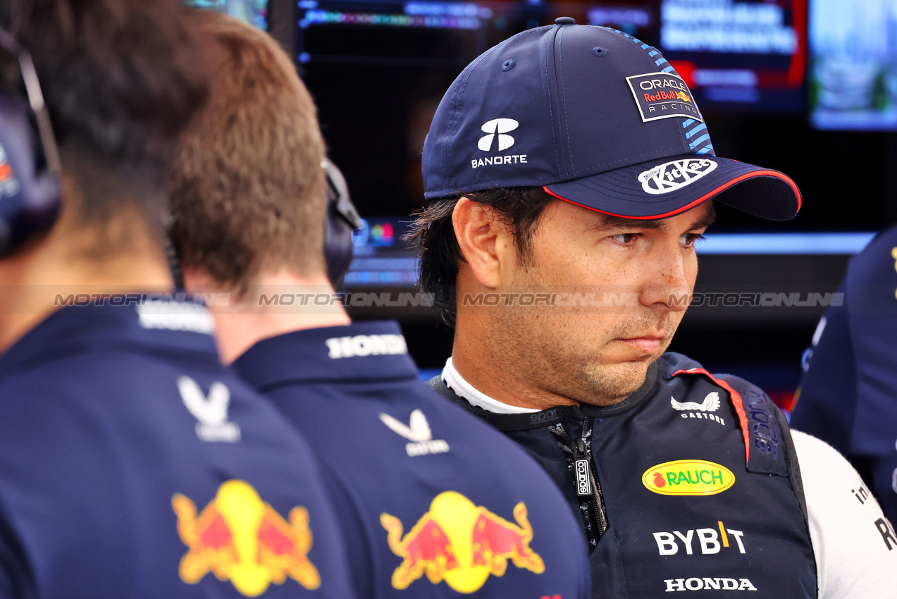 GP SINGAPORE, Sergio Perez (MEX) Red Bull Racing.

21.09.2024. Formula 1 World Championship, Rd 18, Singapore Grand Prix, Marina Bay Street Circuit, Singapore, Qualifiche Day.

- www.xpbimages.com, EMail: requests@xpbimages.com © Copyright: Batchelor / XPB Images