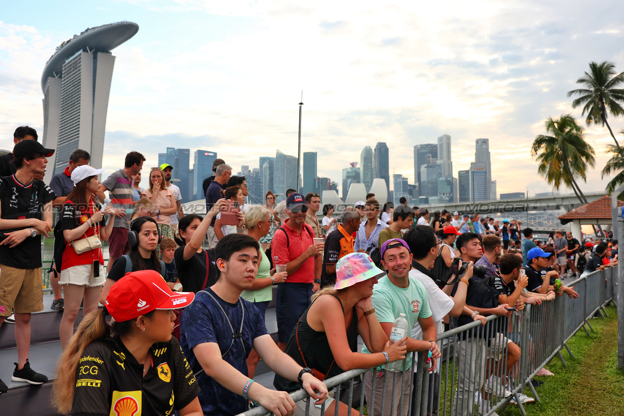 GP SINGAPORE, Circuit Atmosfera - fans.

21.09.2024. Formula 1 World Championship, Rd 18, Singapore Grand Prix, Marina Bay Street Circuit, Singapore, Qualifiche Day.

 - www.xpbimages.com, EMail: requests@xpbimages.com © Copyright: Coates / XPB Images