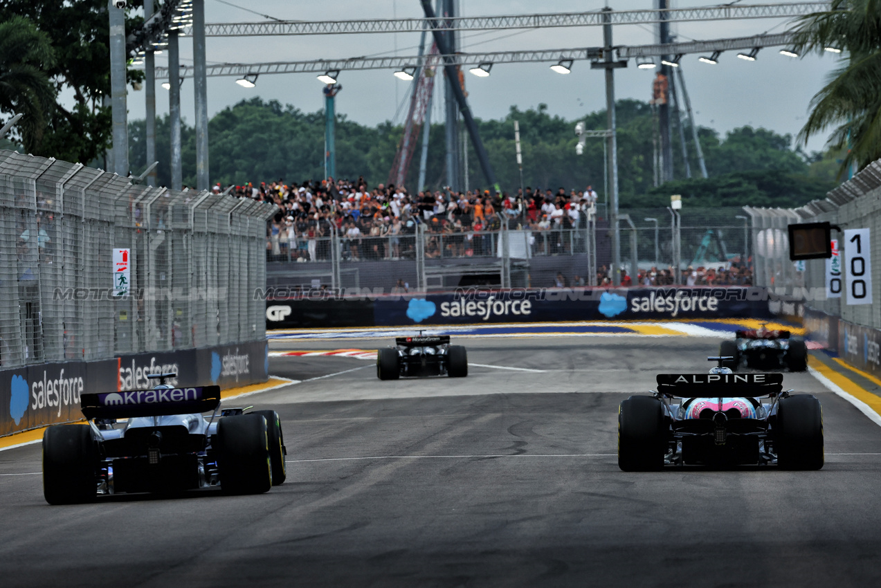 GP SINGAPORE, (L to R): Alexander Albon (THA) Williams Racing FW46 e Esteban Ocon (FRA) Alpine F1 Team A524.

21.09.2024. Formula 1 World Championship, Rd 18, Singapore Grand Prix, Marina Bay Street Circuit, Singapore, Qualifiche Day.

 - www.xpbimages.com, EMail: requests@xpbimages.com © Copyright: Coates / XPB Images