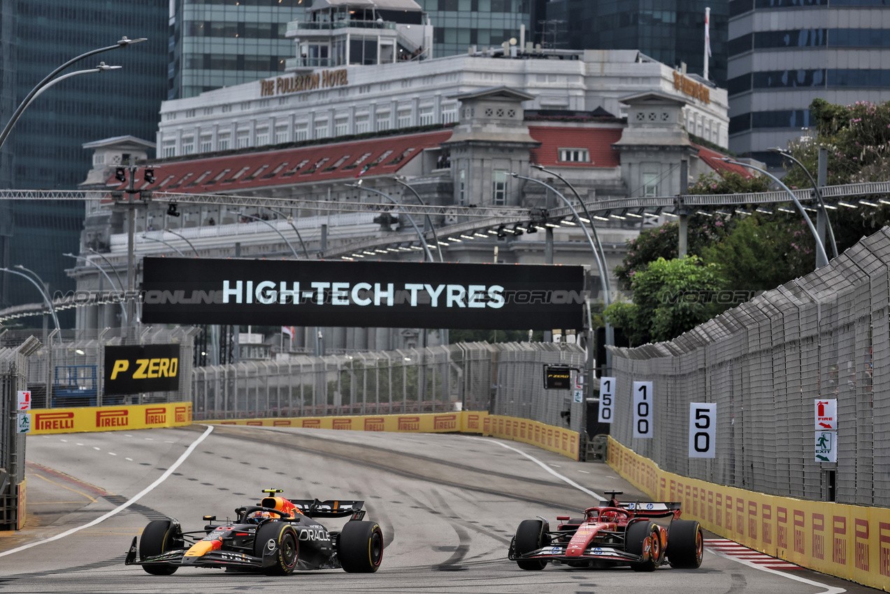 GP SINGAPORE, Sergio Perez (MEX) Red Bull Racing RB20 e Charles Leclerc (MON) Ferrari SF-24.

21.09.2024. Formula 1 World Championship, Rd 18, Singapore Grand Prix, Marina Bay Street Circuit, Singapore, Qualifiche Day.

- www.xpbimages.com, EMail: requests@xpbimages.com © Copyright: Rew / XPB Images