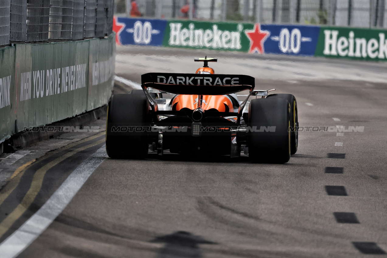 GP SINGAPORE, Lando Norris (GBR) McLaren MCL38.

21.09.2024. Formula 1 World Championship, Rd 18, Singapore Grand Prix, Marina Bay Street Circuit, Singapore, Qualifiche Day.

- www.xpbimages.com, EMail: requests@xpbimages.com © Copyright: Rew / XPB Images