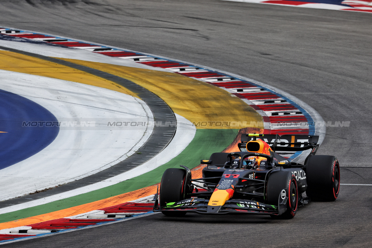 GP SINGAPORE, Sergio Perez (MEX) Red Bull Racing RB20.

21.09.2024. Formula 1 World Championship, Rd 18, Singapore Grand Prix, Marina Bay Street Circuit, Singapore, Qualifiche Day.

- www.xpbimages.com, EMail: requests@xpbimages.com © Copyright: Moy / XPB Images