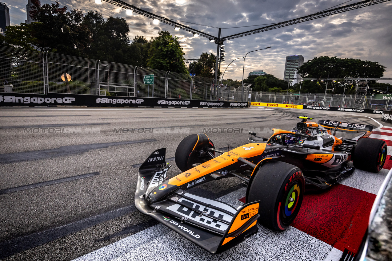 GP SINGAPORE, Lando Norris (GBR) McLaren MCL38.

21.09.2024. Formula 1 World Championship, Rd 18, Singapore Grand Prix, Marina Bay Street Circuit, Singapore, Qualifiche Day.

- www.xpbimages.com, EMail: requests@xpbimages.com © Copyright: Bearne / XPB Images