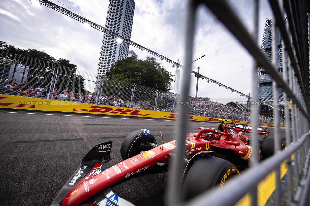 GP SINGAPORE, Carlos Sainz Jr (ESP) Ferrari SF-24.

21.09.2024. Formula 1 World Championship, Rd 18, Singapore Grand Prix, Marina Bay Street Circuit, Singapore, Qualifiche Day.

- www.xpbimages.com, EMail: requests@xpbimages.com © Copyright: Bearne / XPB Images