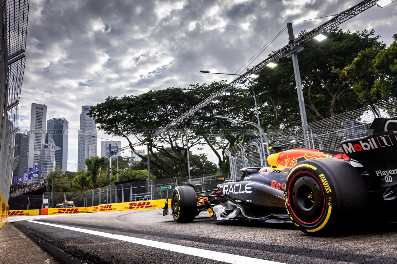 GP SINGAPORE, Sergio Perez (MEX) Red Bull Racing RB20.

21.09.2024. Formula 1 World Championship, Rd 18, Singapore Grand Prix, Marina Bay Street Circuit, Singapore, Qualifiche Day.

- www.xpbimages.com, EMail: requests@xpbimages.com © Copyright: Bearne / XPB Images