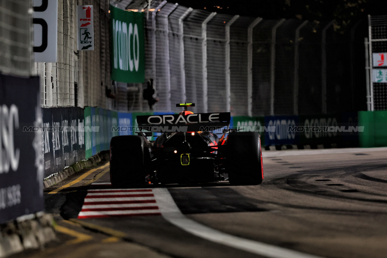 GP SINGAPORE, Sergio Perez (MEX) Red Bull Racing RB20.

21.09.2024. Formula 1 World Championship, Rd 18, Singapore Grand Prix, Marina Bay Street Circuit, Singapore, Qualifiche Day.

- www.xpbimages.com, EMail: requests@xpbimages.com © Copyright: Charniaux / XPB Images