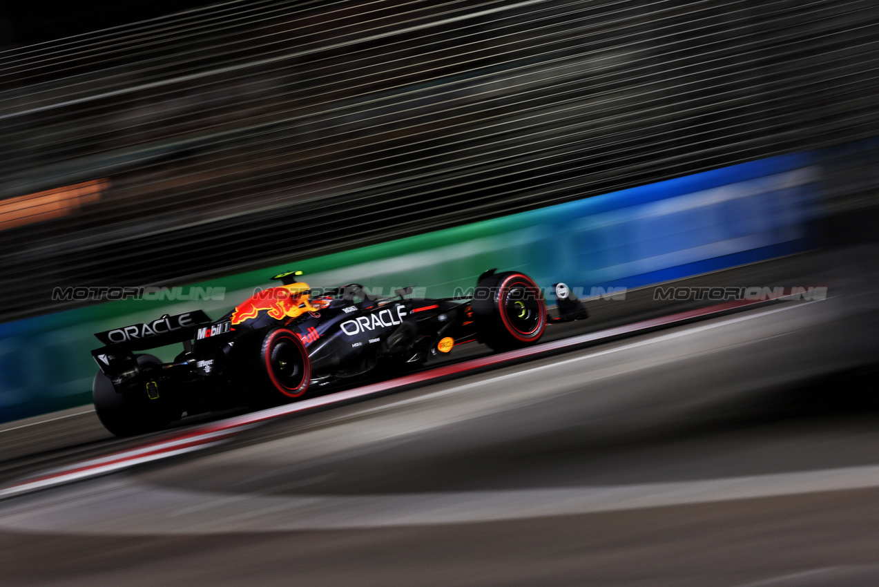 GP SINGAPORE, Sergio Perez (MEX) Red Bull Racing RB20.

21.09.2024. Formula 1 World Championship, Rd 18, Singapore Grand Prix, Marina Bay Street Circuit, Singapore, Qualifiche Day.

- www.xpbimages.com, EMail: requests@xpbimages.com © Copyright: Charniaux / XPB Images