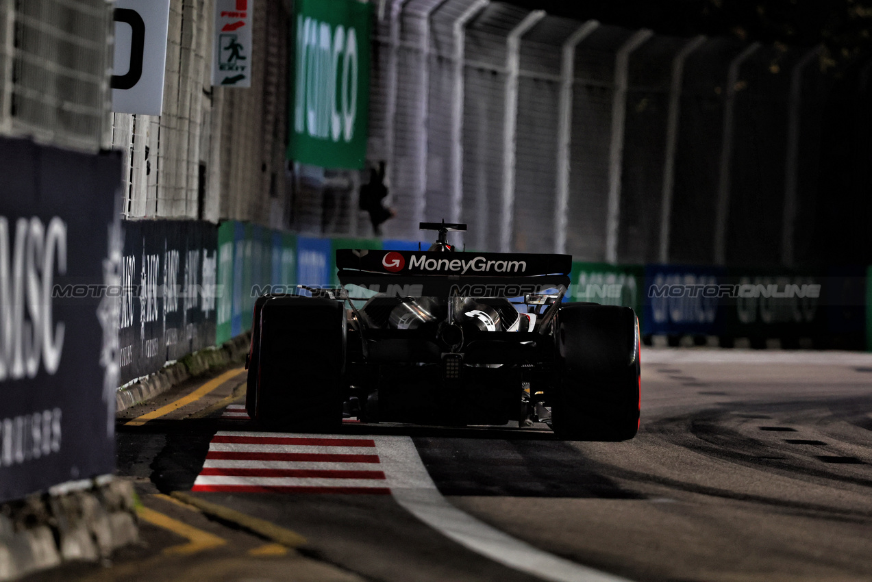 GP SINGAPORE, Kevin Magnussen (DEN) Haas VF-24.

21.09.2024. Formula 1 World Championship, Rd 18, Singapore Grand Prix, Marina Bay Street Circuit, Singapore, Qualifiche Day.

- www.xpbimages.com, EMail: requests@xpbimages.com © Copyright: Charniaux / XPB Images