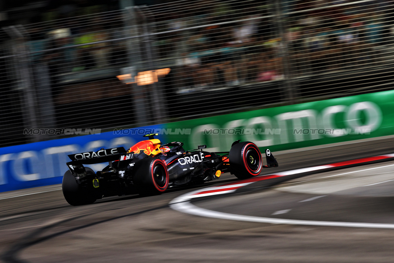 GP SINGAPORE, Sergio Perez (MEX) Red Bull Racing RB20.

21.09.2024. Formula 1 World Championship, Rd 18, Singapore Grand Prix, Marina Bay Street Circuit, Singapore, Qualifiche Day.

- www.xpbimages.com, EMail: requests@xpbimages.com © Copyright: Charniaux / XPB Images