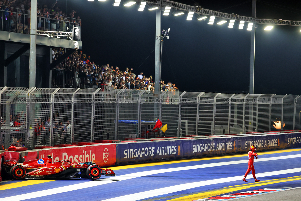 GP SINGAPORE, Carlos Sainz Jr (ESP) Ferrari SF-24 crashed in qualifying.

21.09.2024. Formula 1 World Championship, Rd 18, Singapore Grand Prix, Marina Bay Street Circuit, Singapore, Qualifiche Day.

- www.xpbimages.com, EMail: requests@xpbimages.com © Copyright: Batchelor / XPB Images