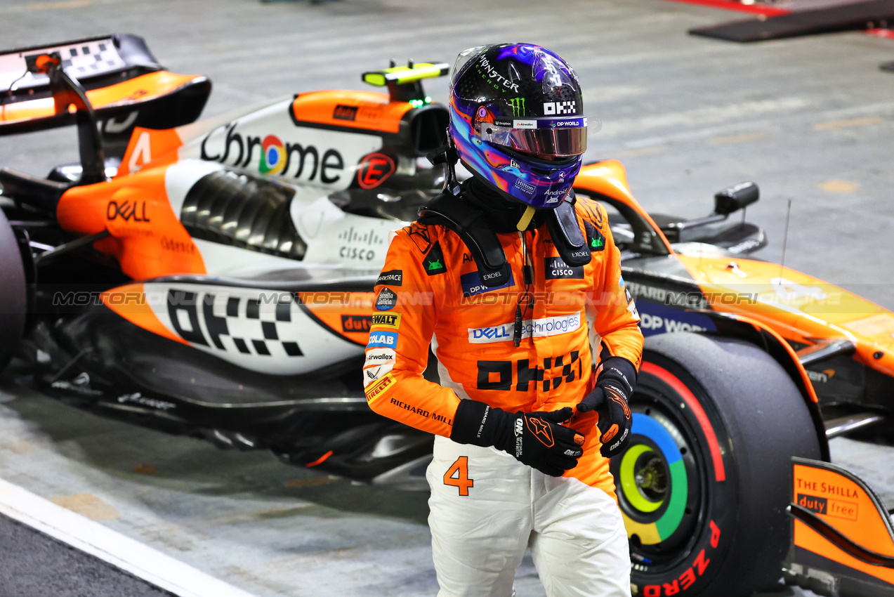 GP SINGAPORE, Pole sitter Lando Norris (GBR) McLaren MCL38 in qualifying parc ferme.

21.09.2024. Formula 1 World Championship, Rd 18, Singapore Grand Prix, Marina Bay Street Circuit, Singapore, Qualifiche Day.

- www.xpbimages.com, EMail: requests@xpbimages.com © Copyright: Batchelor / XPB Images