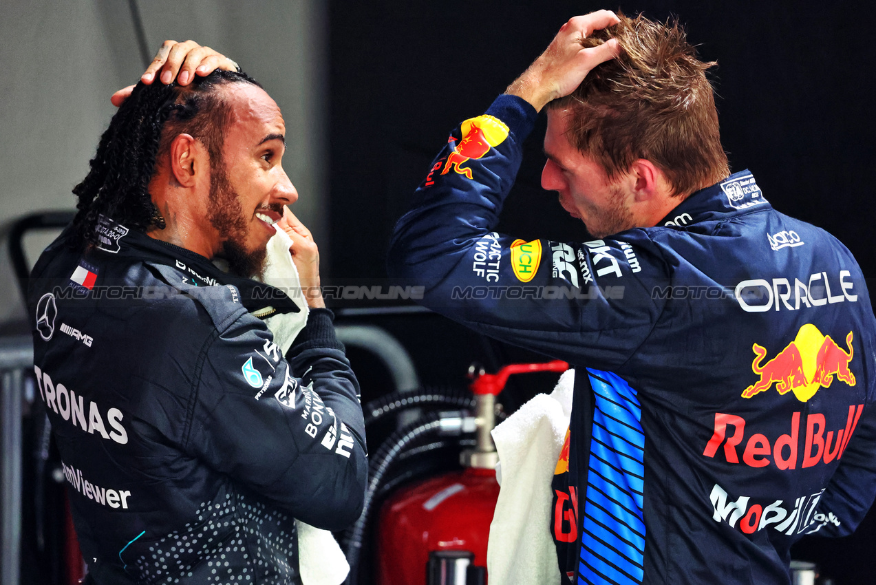 GP SINGAPORE, (L to R): Lewis Hamilton (GBR) Mercedes AMG F1 with Max Verstappen (NLD) Red Bull Racing in qualifying parc ferme.

21.09.2024. Formula 1 World Championship, Rd 18, Singapore Grand Prix, Marina Bay Street Circuit, Singapore, Qualifiche Day.

- www.xpbimages.com, EMail: requests@xpbimages.com © Copyright: Batchelor / XPB Images