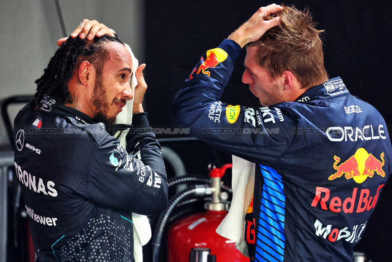 GP SINGAPORE, (L to R): Lewis Hamilton (GBR) Mercedes AMG F1 with Max Verstappen (NLD) Red Bull Racing in qualifying parc ferme.

21.09.2024. Formula 1 World Championship, Rd 18, Singapore Grand Prix, Marina Bay Street Circuit, Singapore, Qualifiche Day.

- www.xpbimages.com, EMail: requests@xpbimages.com © Copyright: Batchelor / XPB Images