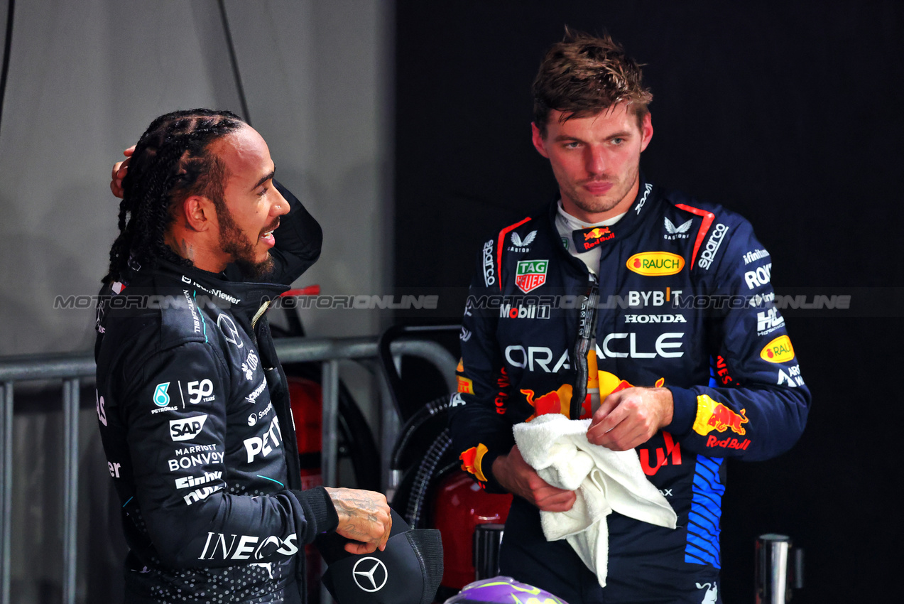 GP SINGAPORE, (L to R): Lewis Hamilton (GBR) Mercedes AMG F1 with Max Verstappen (NLD) Red Bull Racing in qualifying parc ferme.

21.09.2024. Formula 1 World Championship, Rd 18, Singapore Grand Prix, Marina Bay Street Circuit, Singapore, Qualifiche Day.

- www.xpbimages.com, EMail: requests@xpbimages.com © Copyright: Batchelor / XPB Images