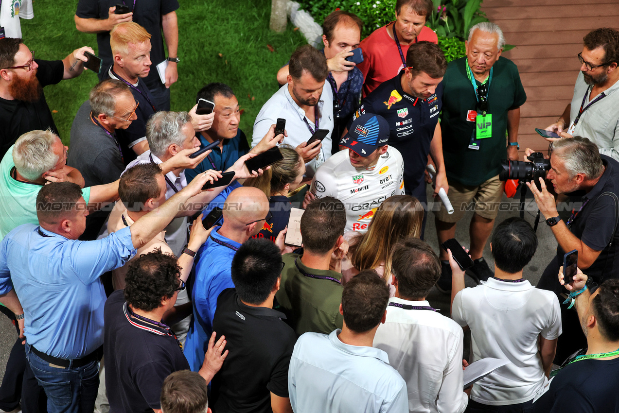 GP SINGAPORE, Max Verstappen (NLD) Red Bull Racing with the media.

21.09.2024. Formula 1 World Championship, Rd 18, Singapore Grand Prix, Marina Bay Street Circuit, Singapore, Qualifiche Day.

- www.xpbimages.com, EMail: requests@xpbimages.com © Copyright: Moy / XPB Images