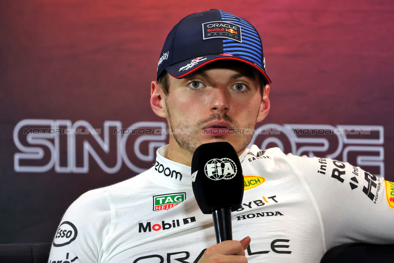 GP SINGAPORE, Max Verstappen (NLD) Red Bull Racing in the FIA Press Conference.

21.09.2024. Formula 1 World Championship, Rd 18, Singapore Grand Prix, Marina Bay Street Circuit, Singapore, Qualifiche Day.

- www.xpbimages.com, EMail: requests@xpbimages.com © Copyright: Rew / XPB Images