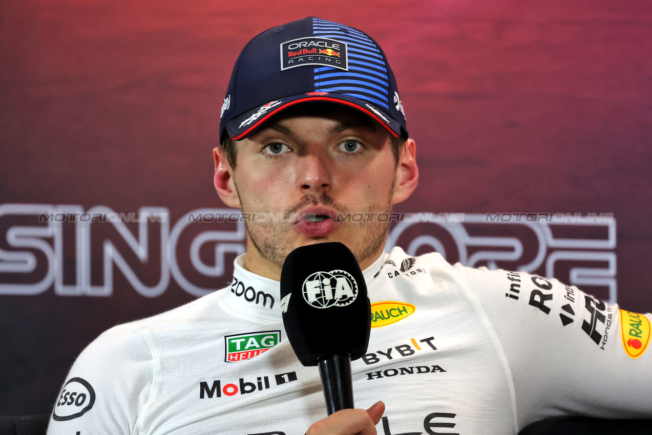 GP SINGAPORE, Max Verstappen (NLD) Red Bull Racing in the FIA Press Conference.

21.09.2024. Formula 1 World Championship, Rd 18, Singapore Grand Prix, Marina Bay Street Circuit, Singapore, Qualifiche Day.

- www.xpbimages.com, EMail: requests@xpbimages.com © Copyright: Rew / XPB Images