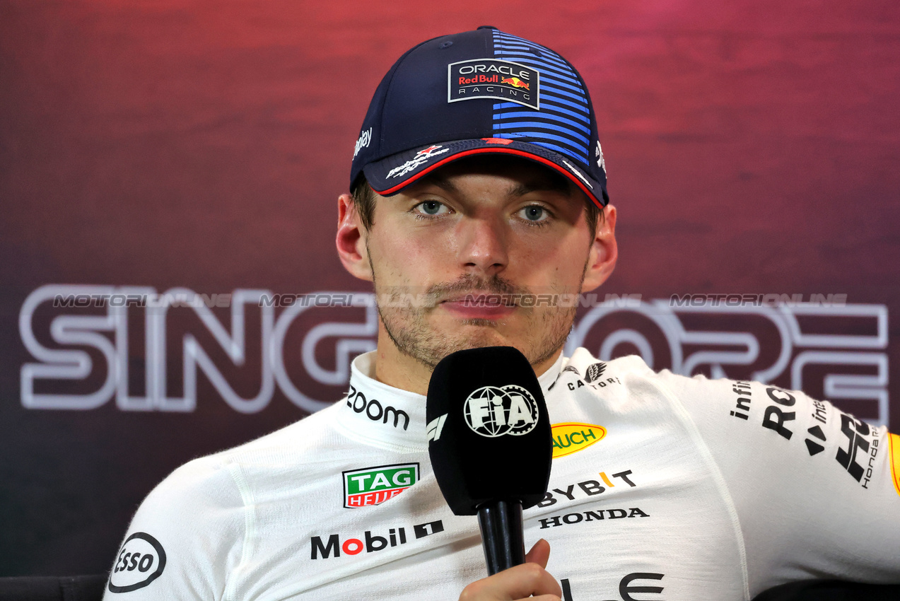 GP SINGAPORE, Max Verstappen (NLD) Red Bull Racing in the FIA Press Conference.

21.09.2024. Formula 1 World Championship, Rd 18, Singapore Grand Prix, Marina Bay Street Circuit, Singapore, Qualifiche Day.

- www.xpbimages.com, EMail: requests@xpbimages.com © Copyright: Rew / XPB Images