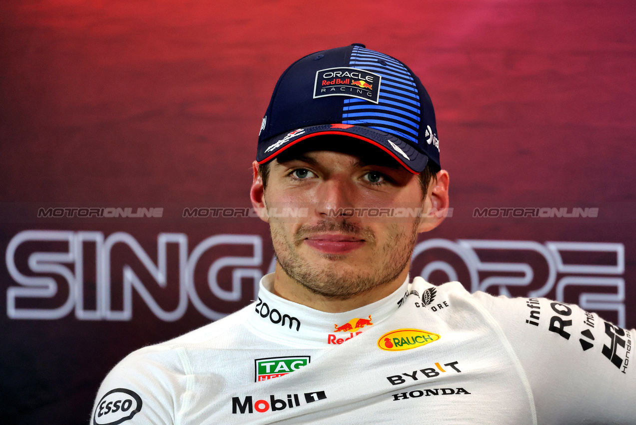 GP SINGAPORE, Max Verstappen (NLD) Red Bull Racing in the FIA Press Conference.

21.09.2024. Formula 1 World Championship, Rd 18, Singapore Grand Prix, Marina Bay Street Circuit, Singapore, Qualifiche Day.

- www.xpbimages.com, EMail: requests@xpbimages.com © Copyright: Rew / XPB Images