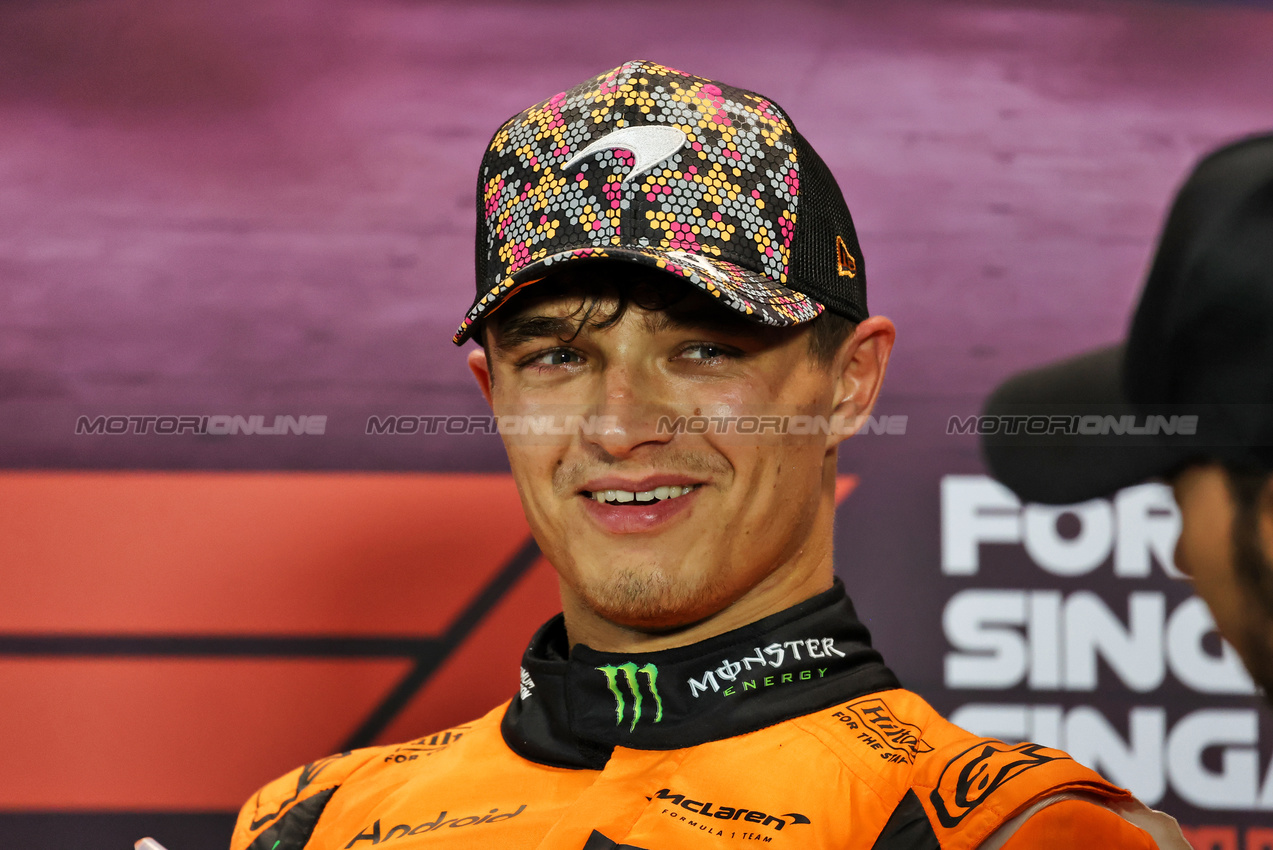 GP SINGAPORE, Lando Norris (GBR) McLaren in the FIA Press Conference.

21.09.2024. Formula 1 World Championship, Rd 18, Singapore Grand Prix, Marina Bay Street Circuit, Singapore, Qualifiche Day.

- www.xpbimages.com, EMail: requests@xpbimages.com © Copyright: Rew / XPB Images