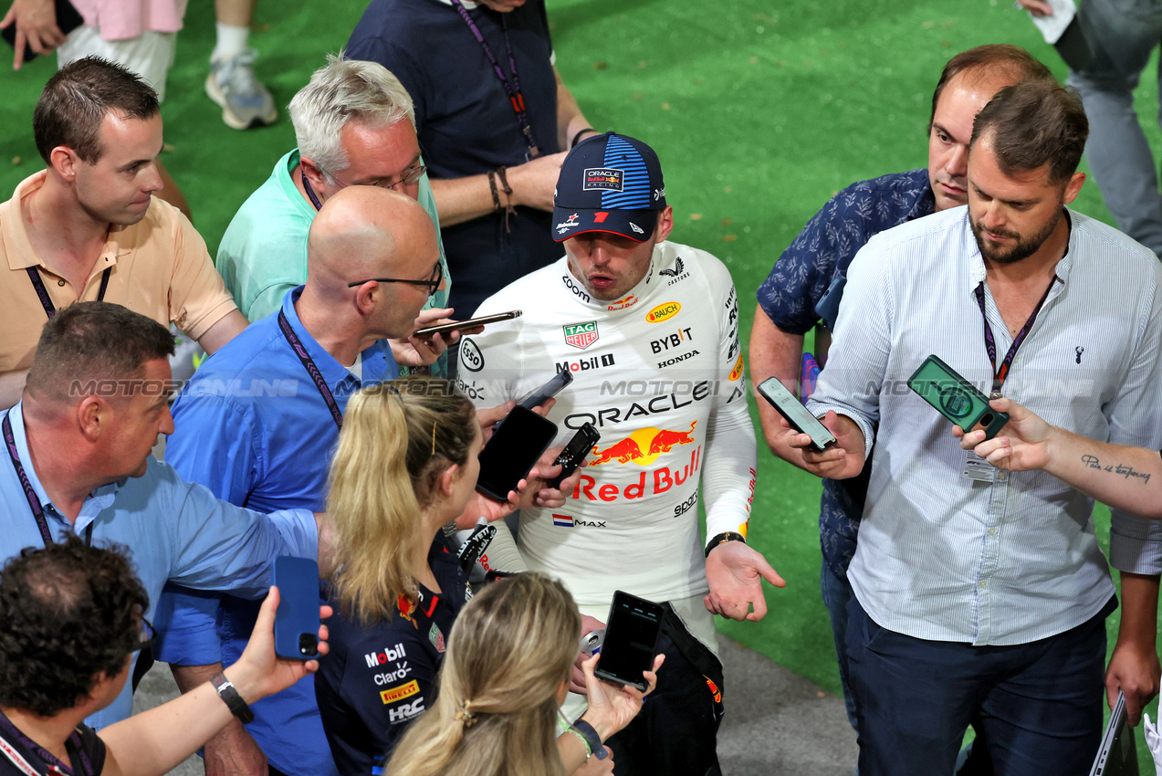 GP SINGAPORE, Max Verstappen (NLD) Red Bull Racing with the media.

21.09.2024. Formula 1 World Championship, Rd 18, Singapore Grand Prix, Marina Bay Street Circuit, Singapore, Qualifiche Day.

- www.xpbimages.com, EMail: requests@xpbimages.com © Copyright: Rew / XPB Images