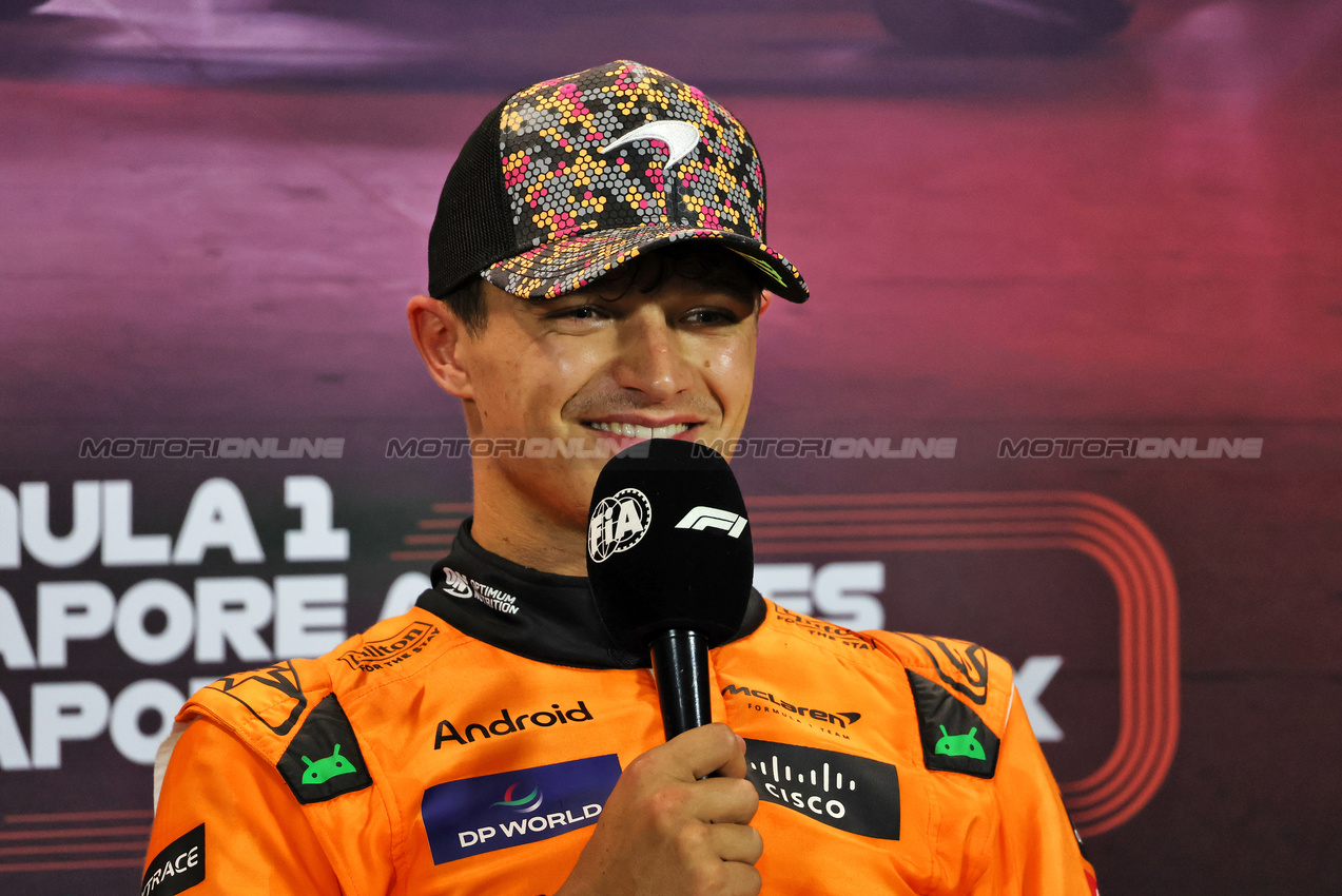 GP SINGAPORE, Lando Norris (GBR) McLaren in the FIA Press Conference.

21.09.2024. Formula 1 World Championship, Rd 18, Singapore Grand Prix, Marina Bay Street Circuit, Singapore, Qualifiche Day.

- www.xpbimages.com, EMail: requests@xpbimages.com © Copyright: Rew / XPB Images