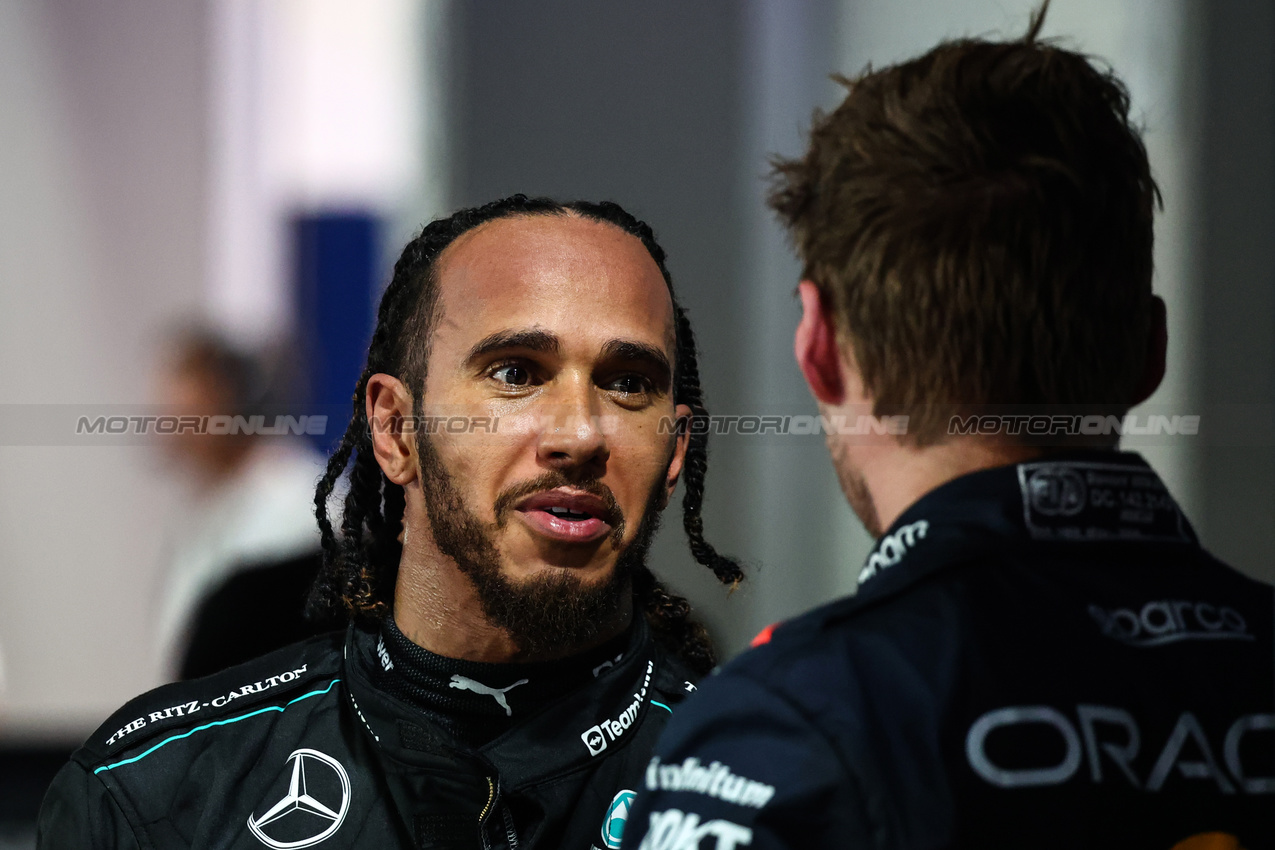 GP SINGAPORE, Lewis Hamilton (GBR), Mercedes AMG F1  Max Verstappen (NLD), Red Bull Racing 
21.09.2024. Formula 1 World Championship, Rd 18, Singapore Grand Prix, Marina Bay Street Circuit, Singapore, Qualifiche Day.
- www.xpbimages.com, EMail: requests@xpbimages.com © Copyright: Charniaux / XPB Images