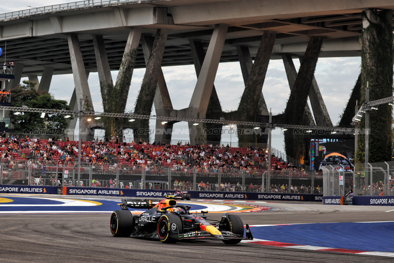 GP SINGAPORE, Sergio Perez (MEX) Red Bull Racing RB20.

21.09.2024. Formula 1 World Championship, Rd 18, Singapore Grand Prix, Marina Bay Street Circuit, Singapore, Qualifiche Day.

- www.xpbimages.com, EMail: requests@xpbimages.com © Copyright: Moy / XPB Images