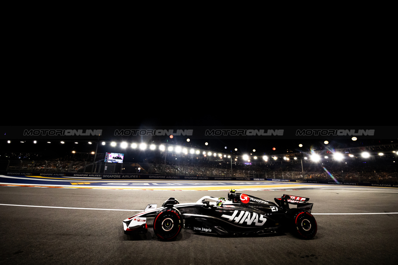 GP SINGAPORE, Nico Hulkenberg (GER) Haas VF-24.

21.09.2024. Formula 1 World Championship, Rd 18, Singapore Grand Prix, Marina Bay Street Circuit, Singapore, Qualifiche Day.

- www.xpbimages.com, EMail: requests@xpbimages.com © Copyright: Bearne / XPB Images