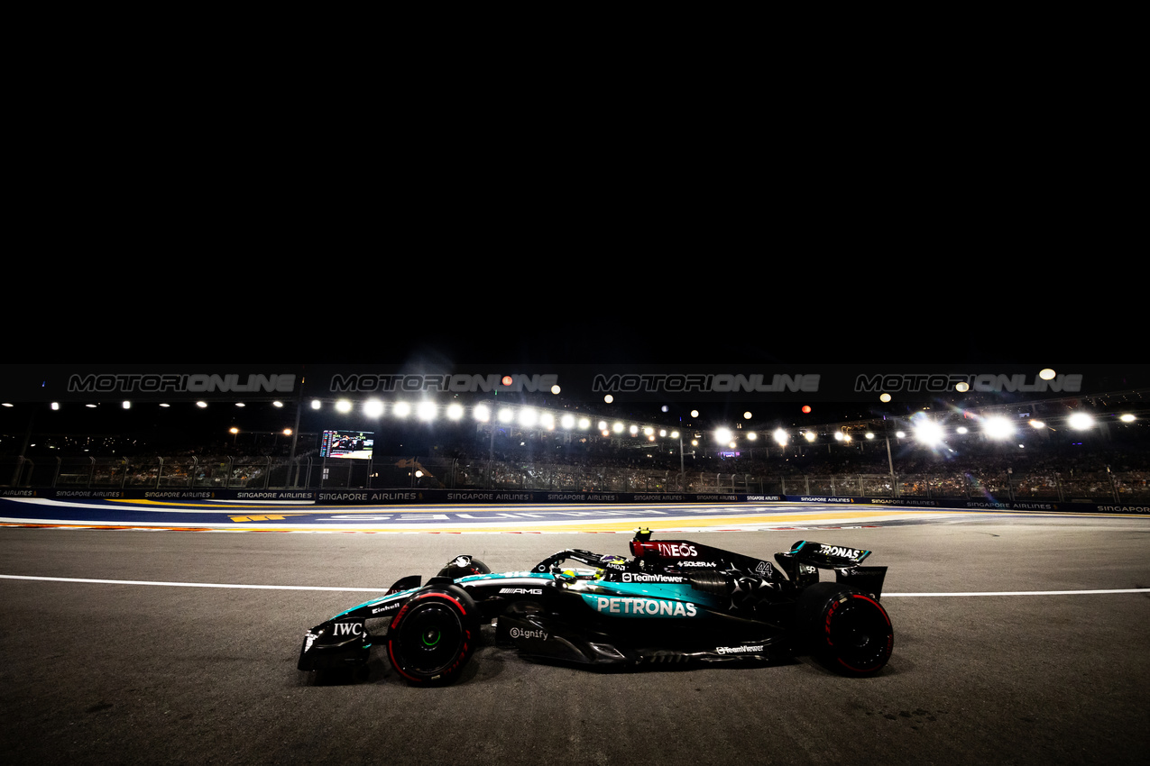 GP SINGAPORE, Lewis Hamilton (GBR) Mercedes AMG F1 W15.

21.09.2024. Formula 1 World Championship, Rd 18, Singapore Grand Prix, Marina Bay Street Circuit, Singapore, Qualifiche Day.

- www.xpbimages.com, EMail: requests@xpbimages.com © Copyright: Bearne / XPB Images