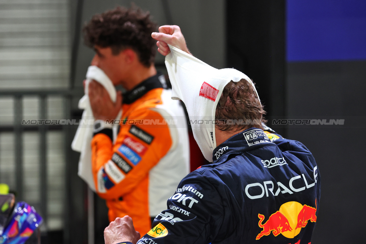 GP SINGAPORE, Max Verstappen (NLD) Red Bull Racing in qualifying parc ferme.

21.09.2024. Formula 1 World Championship, Rd 18, Singapore Grand Prix, Marina Bay Street Circuit, Singapore, Qualifiche Day.

 - www.xpbimages.com, EMail: requests@xpbimages.com © Copyright: Coates / XPB Images