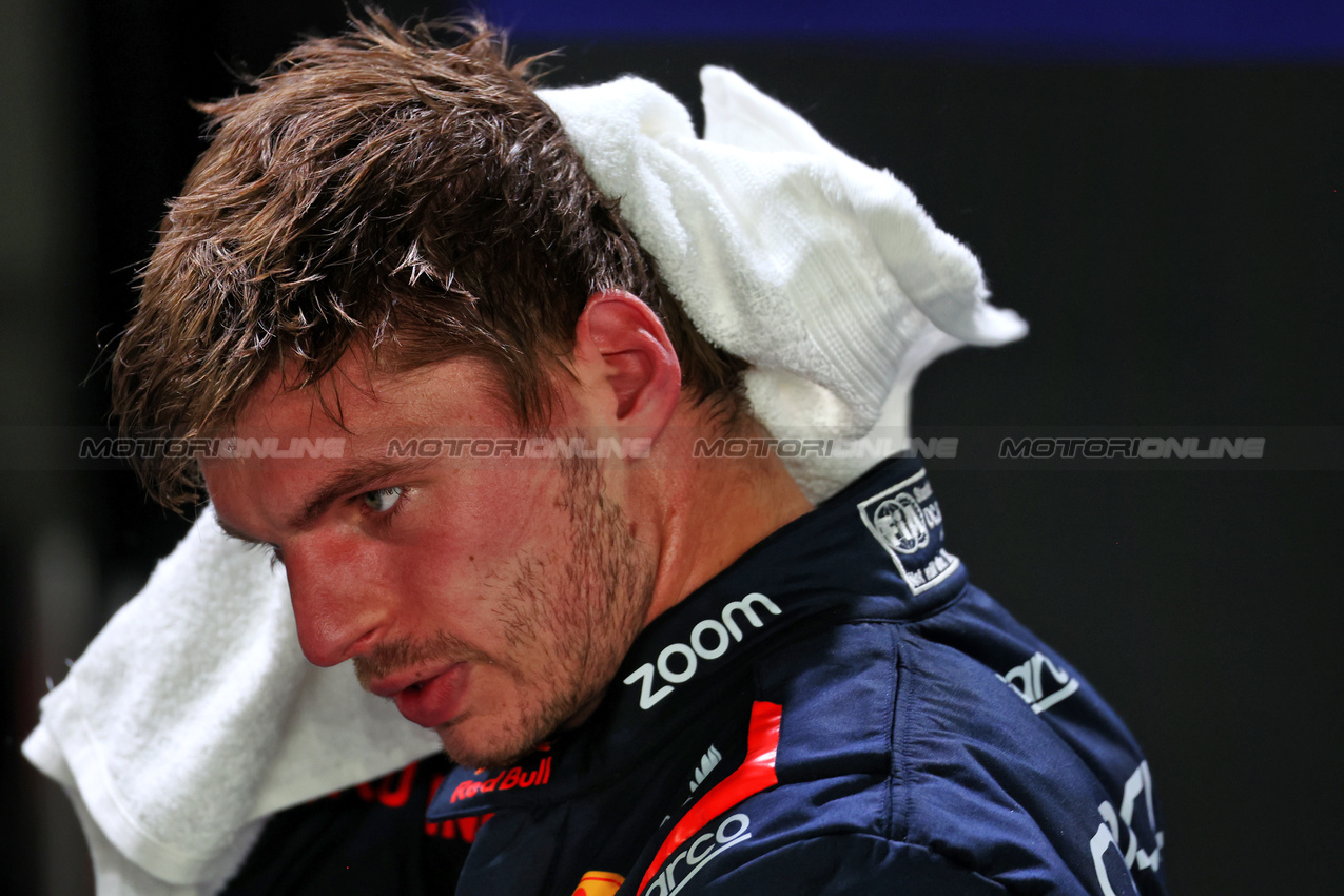 GP SINGAPORE, Max Verstappen (NLD) Red Bull Racing in qualifying parc ferme.

21.09.2024. Formula 1 World Championship, Rd 18, Singapore Grand Prix, Marina Bay Street Circuit, Singapore, Qualifiche Day.

 - www.xpbimages.com, EMail: requests@xpbimages.com © Copyright: Coates / XPB Images