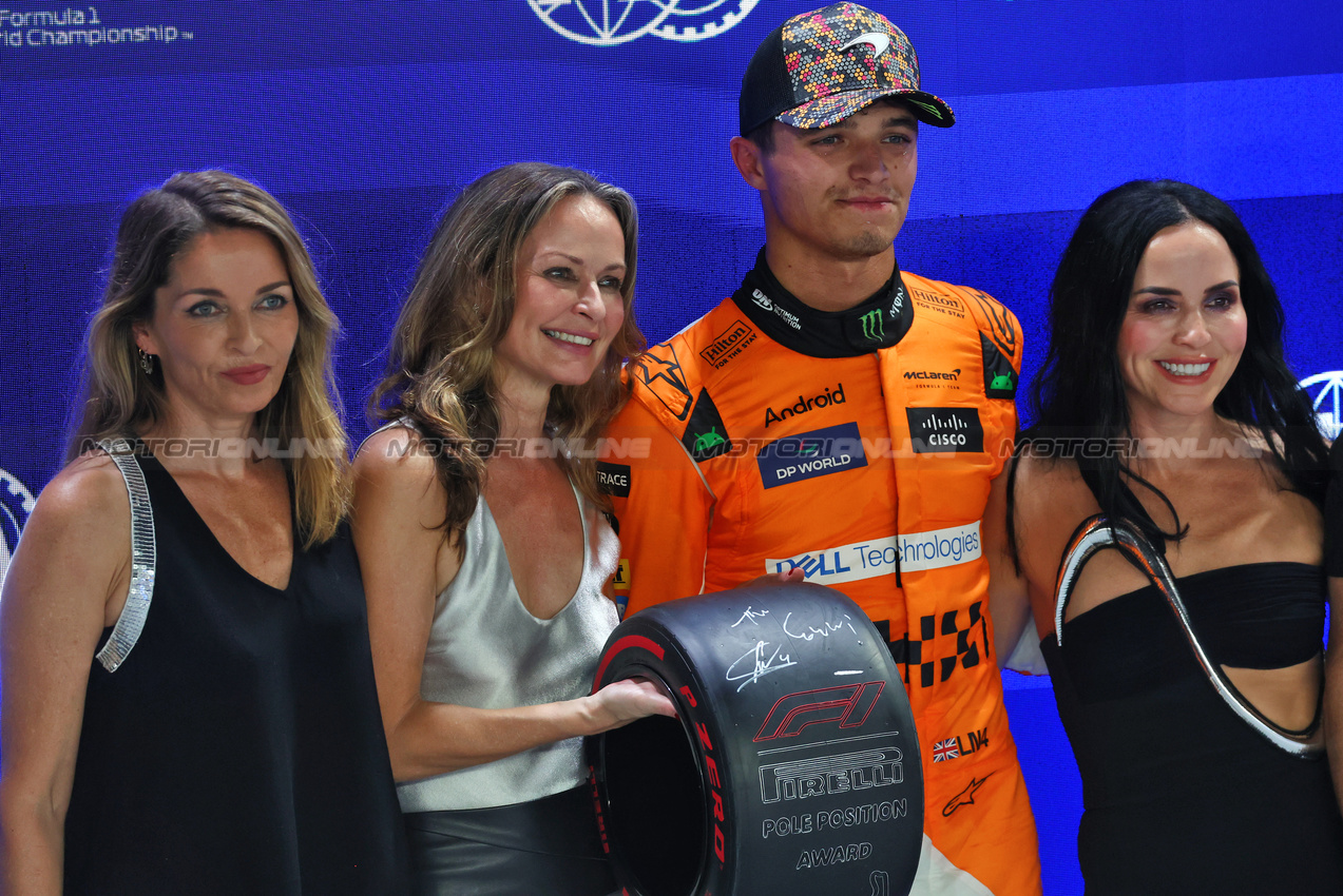 GP SINGAPORE, Lando Norris (GBR) McLaren is presented the Pirelli Pole Position Award by The Corrs. 

21.09.2024. Formula 1 World Championship, Rd 18, Singapore Grand Prix, Marina Bay Street Circuit, Singapore, Qualifiche Day.

 - www.xpbimages.com, EMail: requests@xpbimages.com © Copyright: Coates / XPB Images