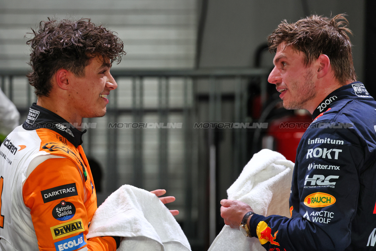 GP SINGAPORE, (L to R): Lando Norris (GBR) McLaren with Max Verstappen (NLD) Red Bull Racing in qualifying parc ferme.

21.09.2024. Formula 1 World Championship, Rd 18, Singapore Grand Prix, Marina Bay Street Circuit, Singapore, Qualifiche Day.

 - www.xpbimages.com, EMail: requests@xpbimages.com © Copyright: Coates / XPB Images