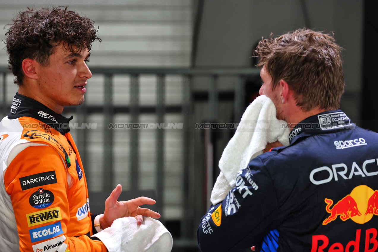 GP SINGAPORE, (L to R): Lando Norris (GBR) McLaren with Max Verstappen (NLD) Red Bull Racing in qualifying parc ferme.

21.09.2024. Formula 1 World Championship, Rd 18, Singapore Grand Prix, Marina Bay Street Circuit, Singapore, Qualifiche Day.

 - www.xpbimages.com, EMail: requests@xpbimages.com © Copyright: Coates / XPB Images