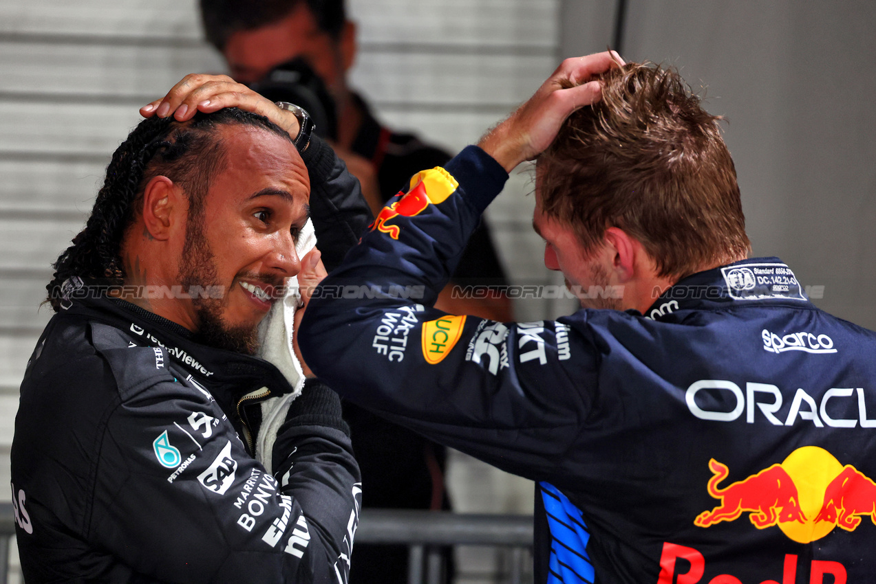 GP SINGAPORE, (L to R): Lewis Hamilton (GBR) Mercedes AMG F1 in qualifying parc ferme with Max Verstappen (NLD) Red Bull Racing.

21.09.2024. Formula 1 World Championship, Rd 18, Singapore Grand Prix, Marina Bay Street Circuit, Singapore, Qualifiche Day.

 - www.xpbimages.com, EMail: requests@xpbimages.com © Copyright: Coates / XPB Images