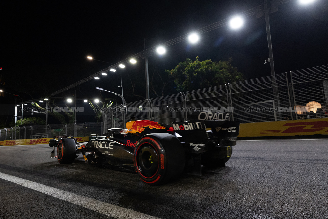 GP SINGAPORE, Max Verstappen (NLD) Red Bull Racing RB20.

21.09.2024. Formula 1 World Championship, Rd 18, Singapore Grand Prix, Marina Bay Street Circuit, Singapore, Qualifiche Day.

- www.xpbimages.com, EMail: requests@xpbimages.com © Copyright: Rew / XPB Images