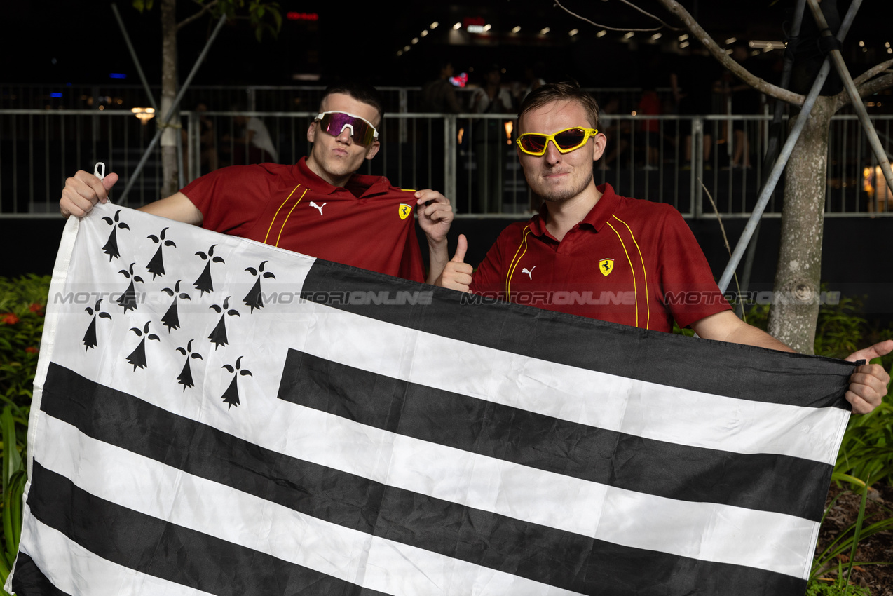 GP SINGAPORE, Circuit Atmosfera - Ferrari fans.

21.09.2024. Formula 1 World Championship, Rd 18, Singapore Grand Prix, Marina Bay Street Circuit, Singapore, Qualifiche Day.

- www.xpbimages.com, EMail: requests@xpbimages.com © Copyright: Rew / XPB Images