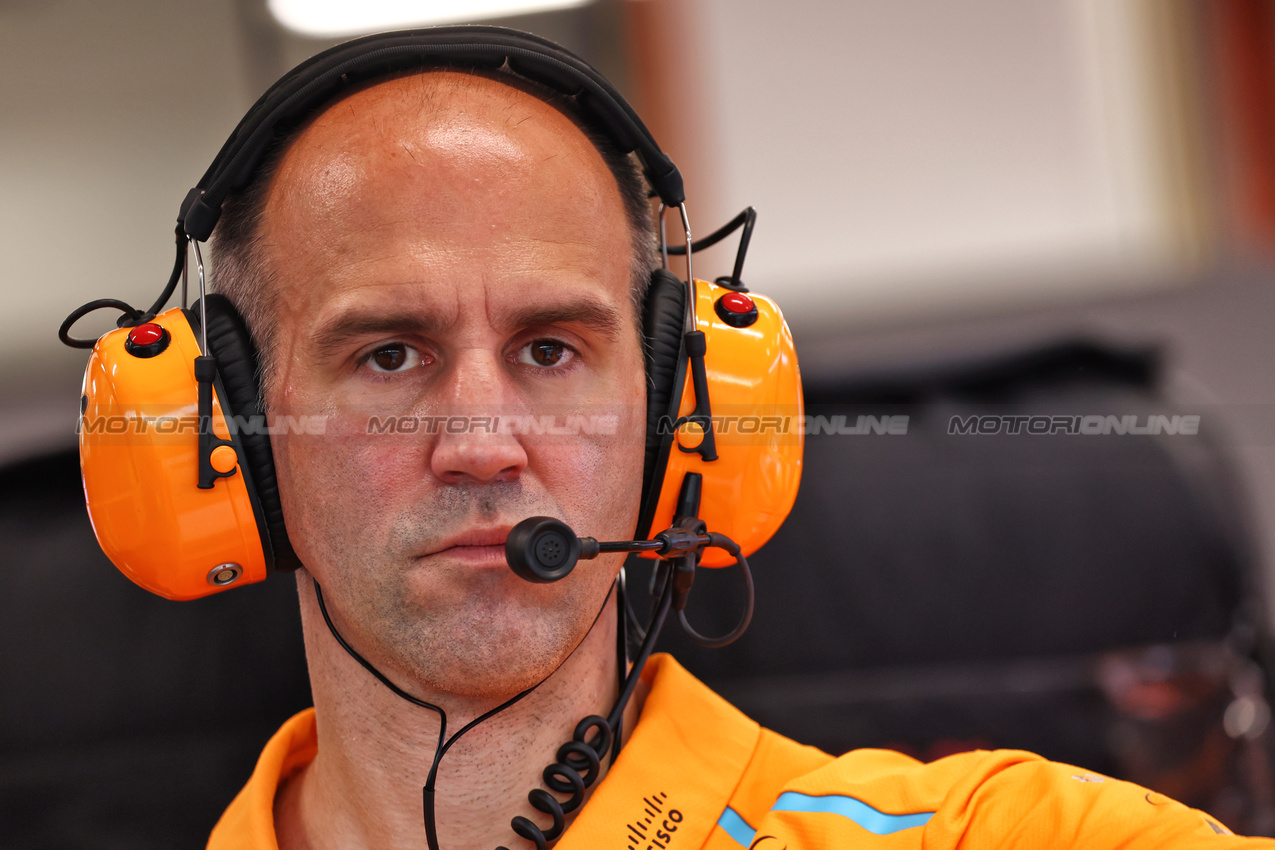 GP SINGAPORE, Tom Stallard (GBR) McLaren Gara Engineer.

21.09.2024. Formula 1 World Championship, Rd 18, Singapore Grand Prix, Marina Bay Street Circuit, Singapore, Qualifiche Day.

- www.xpbimages.com, EMail: requests@xpbimages.com © Copyright: Batchelor / XPB Images