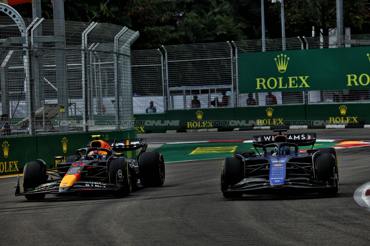 GP SINGAPORE, (L to R): Sergio Perez (MEX) Red Bull Racing RB20 e Alexander Albon (THA) Williams Racing FW46.

21.09.2024. Formula 1 World Championship, Rd 18, Singapore Grand Prix, Marina Bay Street Circuit, Singapore, Qualifiche Day.

 - www.xpbimages.com, EMail: requests@xpbimages.com © Copyright: Coates / XPB Images