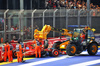 GP SINGAPORE, The Ferrari SF-24 of Carlos Sainz Jr (ESP) Ferrari is removed from the circuit after he crashed in qualifying.

21.09.2024. Formula 1 World Championship, Rd 18, Singapore Grand Prix, Marina Bay Street Circuit, Singapore, Qualifiche Day.

- www.xpbimages.com, EMail: requests@xpbimages.com © Copyright: Batchelor / XPB Images