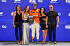 GP SINGAPORE, Lando Norris (GBR) McLaren is presented the Pirelli Pole Position Award by The Corrs.

21.09.2024. Formula 1 World Championship, Rd 18, Singapore Grand Prix, Marina Bay Street Circuit, Singapore, Qualifiche Day.

- www.xpbimages.com, EMail: requests@xpbimages.com © Copyright: Batchelor / XPB Images