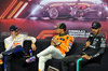 GP SINGAPORE, (L to R): Max Verstappen (NLD) Red Bull Racing; Lando Norris (GBR) McLaren; e Lewis Hamilton (GBR) Mercedes AMG F1, in the FIA Press Conference.

21.09.2024. Formula 1 World Championship, Rd 18, Singapore Grand Prix, Marina Bay Street Circuit, Singapore, Qualifiche Day.

- www.xpbimages.com, EMail: requests@xpbimages.com © Copyright: Rew / XPB Images