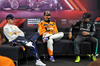 GP SINGAPORE, (L to R): Max Verstappen (NLD) Red Bull Racing; Lando Norris (GBR) McLaren; e Lewis Hamilton (GBR) Mercedes AMG F1, in the FIA Press Conference.

21.09.2024. Formula 1 World Championship, Rd 18, Singapore Grand Prix, Marina Bay Street Circuit, Singapore, Qualifiche Day.

- www.xpbimages.com, EMail: requests@xpbimages.com © Copyright: Rew / XPB Images