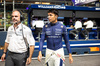 GP SINGAPORE, Alexander Albon (THA) Williams Racing with James Urwin (GBR) Williams Racing Gara Engineer.

21.09.2024. Formula 1 World Championship, Rd 18, Singapore Grand Prix, Marina Bay Street Circuit, Singapore, Qualifiche Day.

- www.xpbimages.com, EMail: requests@xpbimages.com © Copyright: Bearne / XPB Images