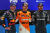 GP SINGAPORE, The qualifying top three in parc ferme (L to R): Max Verstappen (NLD) Red Bull Racing, second; Lando Norris (GBR) McLaren, pole position; Lewis Hamilton (GBR) Mercedes AMG F1, third.

21.09.2024. Formula 1 World Championship, Rd 18, Singapore Grand Prix, Marina Bay Street Circuit, Singapore, Qualifiche Day.

 - www.xpbimages.com, EMail: requests@xpbimages.com © Copyright: Coates / XPB Images