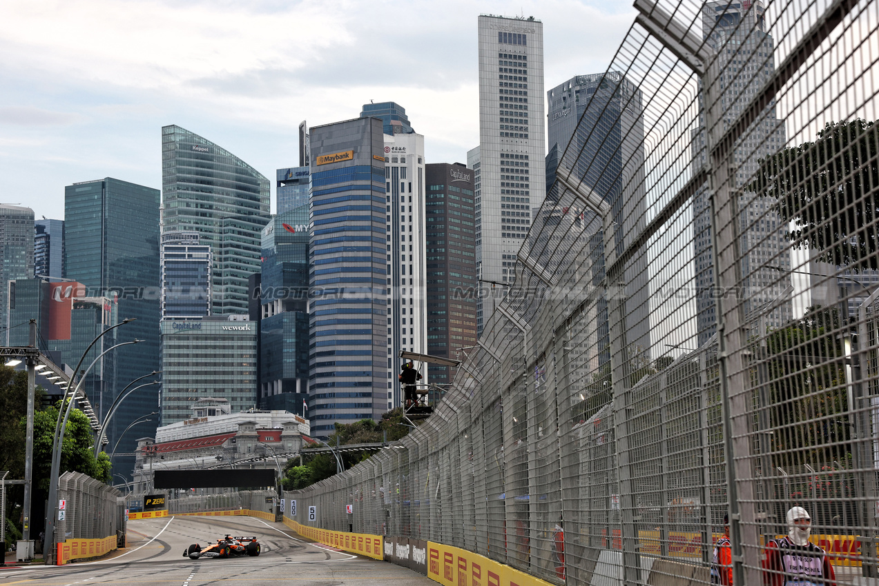 GP SINGAPORE, Oscar Piastri (AUS) McLaren MCL38.

20.09.2024. Formula 1 World Championship, Rd 18, Singapore Grand Prix, Marina Bay Street Circuit, Singapore, Practice Day.

 - www.xpbimages.com, EMail: requests@xpbimages.com © Copyright: Coates / XPB Images