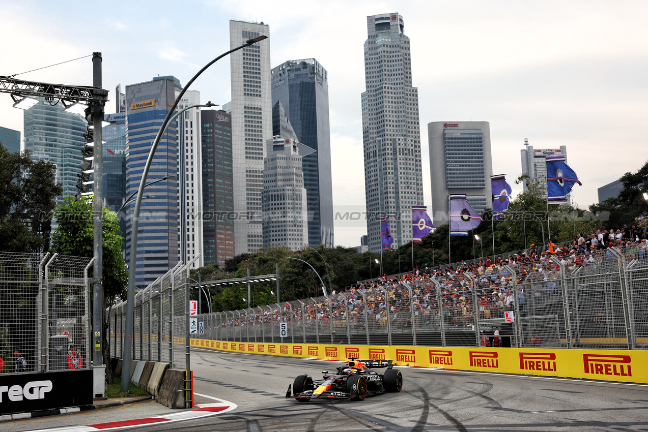 GP SINGAPORE, Max Verstappen (NLD) Red Bull Racing RB20.

20.09.2024. Formula 1 World Championship, Rd 18, Singapore Grand Prix, Marina Bay Street Circuit, Singapore, Practice Day.

 - www.xpbimages.com, EMail: requests@xpbimages.com © Copyright: Coates / XPB Images